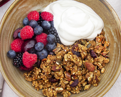 GRANOLA DE ARÁNDANOS, ALMENDRAS, QUINOA Y MIEL DE ABEJA